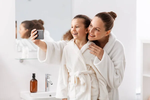 Anne ve kızı alarak selfie ile smartphone — Stok fotoğraf