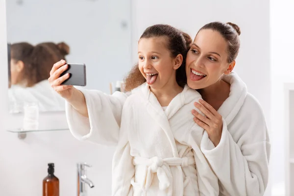 Moeder en dochter nemen selfie met smartphone — Stockfoto