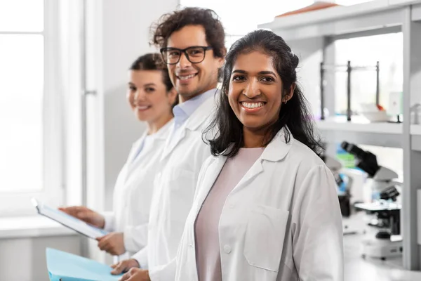 Gruppo internazionale di scienziati in laboratorio — Foto Stock