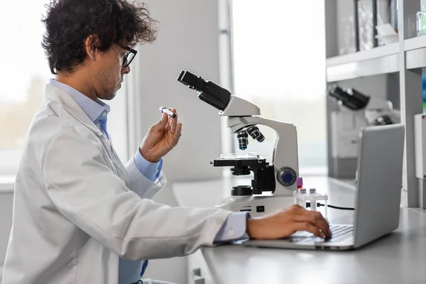 Forskare med mikroskop som arbetar i laboratorium — Stockfoto