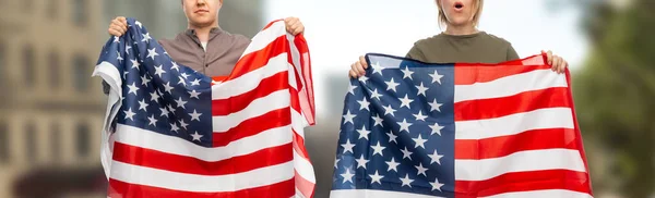 独立記念日 愛国心と人権の概念 アメリカの国旗を持つ男と女が街の裏方でデモに抗議 — ストック写真