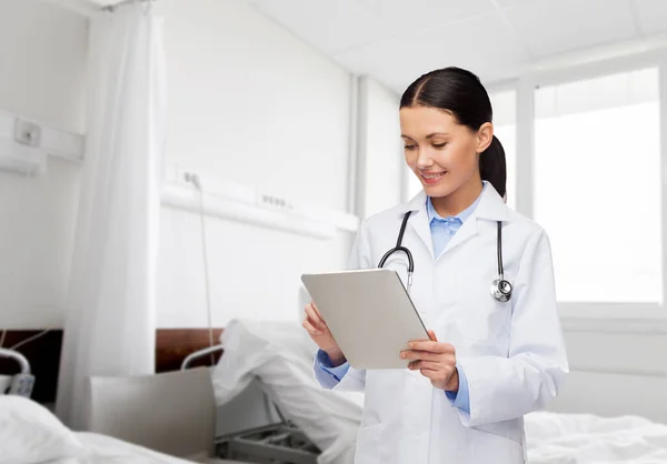 Conceito Cuidados Saúde Tecnologia Medicina Sorridente Médico Feminino Com Computador — Fotografia de Stock