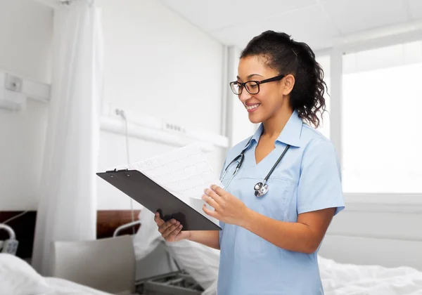 Helsereform Medisinkonsept Smilende Kvinnelig Lege Eller Sykepleier Briller Med Stetoskop – stockfoto