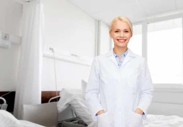 Medicina Salud Concepto Personas Doctora Sonriente Sobre Fondo Sala Hospital — Foto de Stock