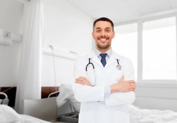 专业和医疗保健概念 带听诊器的笑脸男医生 病房背景 — 图库照片
