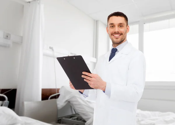 Medicina Profesión Concepto Salud Sonriente Médico Masculino Con Portapapeles Sobre —  Fotos de Stock