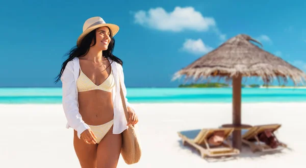 Mensen Zomervakantie Vrijetijdsconcept Vrolijke Jonge Vrouw Bikini Zwempak Wit Shirt — Stockfoto