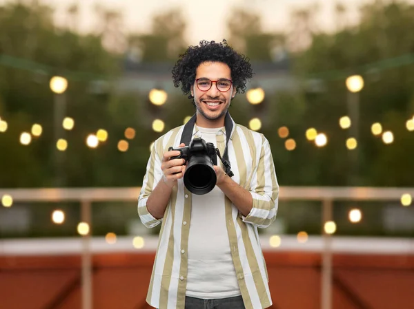 Fotografía Profesión Personas Concepto Hombre Sonriente Feliz Fotógrafo Gafas Con —  Fotos de Stock