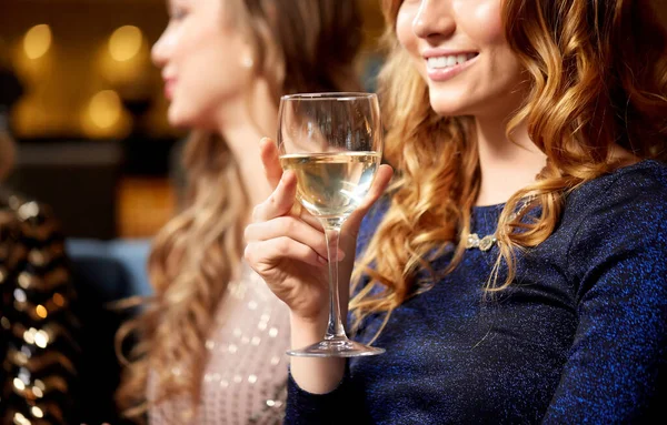单身派对和度假的概念 在夜总会结束快乐微笑的女人喝白葡萄酒 — 图库照片