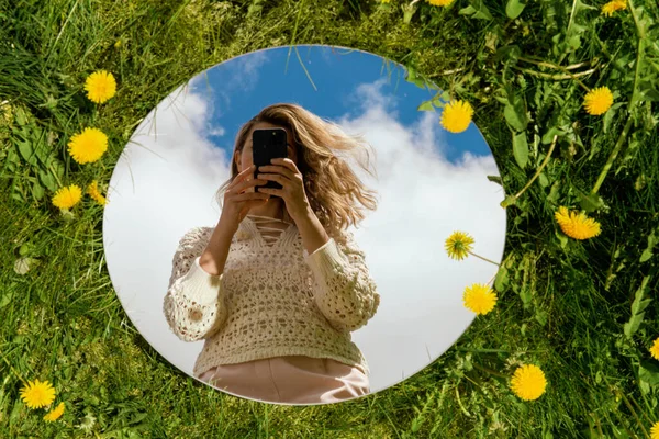 Conceito Natureza Pessoas Mulher Com Reflexão Smartphone Espelho Redondo Campo — Fotografia de Stock