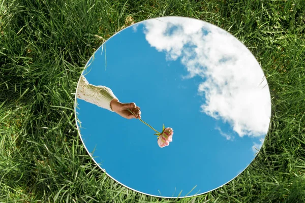 Concetto Natura Mano Con Peonia Fiore Cielo Riflessione Specchio Rotondo — Foto Stock