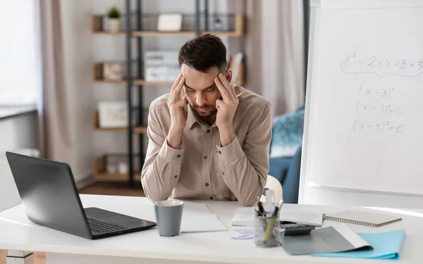 Afstandsonderwijs Afstandsonderwijs Stress Concept Vermoeide Mannelijke Leraar Met Laptop Computer — Stockfoto