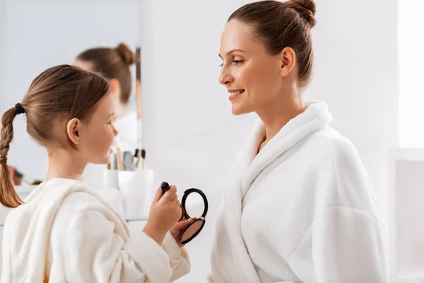 Beauty Family People Concept Happy Smiling Mother Little Daughter Brush — Stock Photo, Image