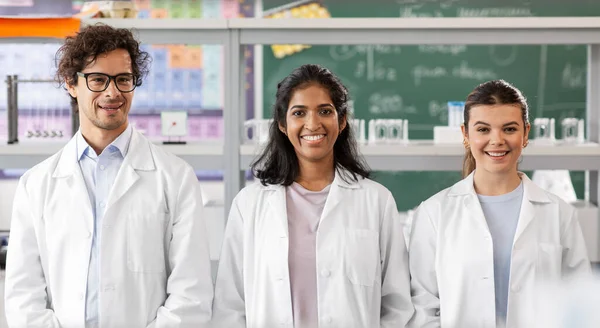 Conceito Ciência Trabalho Pessoas Grupo Internacional Cientistas Felizes Laboratório — Fotografia de Stock