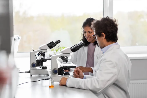 Tudományos Kutatás Munka Emberek Koncepciója Boldog Tudósok Nemzetközi Csapata Mikroszkópokkal — Stock Fotó