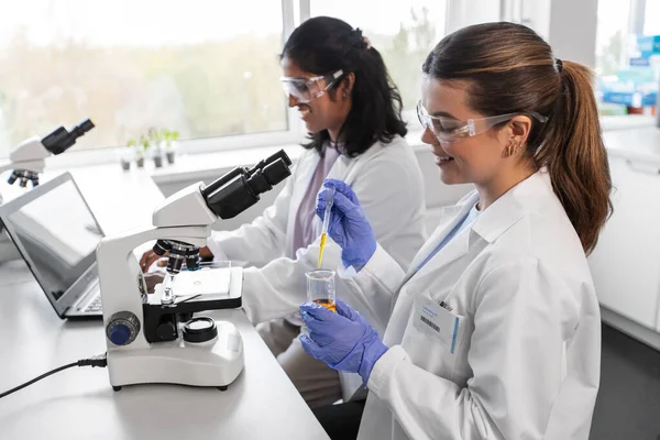 Vetenskap Forskning Arbete Och Människor Koncept Glada Internationella Kvinnliga Forskare — Stockfoto