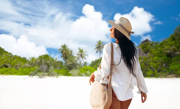 Mensen Zomervakantie Recreatie Concept Gelukkige Jonge Vrouw Wit Shirt Strohoed — Stockfoto