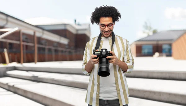 Fotografie Profese Lidé Koncept Šťastně Usmívající Muž Nebo Fotograf Brýlích — Stock fotografie