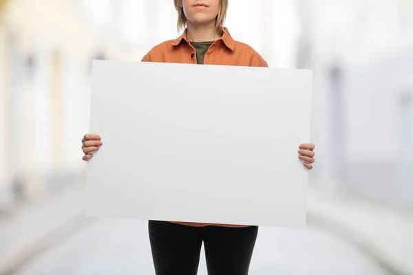 Feminizm Koncepcja Praw Człowieka Kobieta Wielkim Białym Plakatem Protestująca Demonstracji — Zdjęcie stockowe