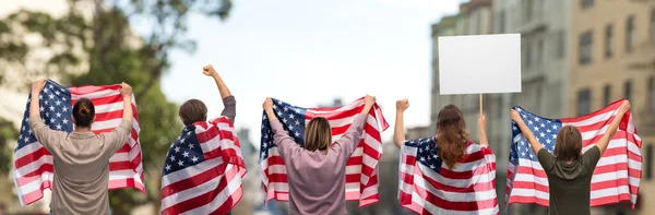 独立記念日 愛国心と人権の概念 アメリカの国旗を持つ人々のグループとデモに抗議するポスター街の背景 — ストック写真