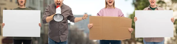 Lucha Concepto Derechos Humanos Personas Enojadas Con Megáfono Carteles Protestando — Foto de Stock