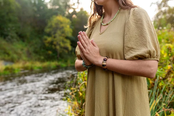 Naturaleza Espiritualidad Concepto Sobrenatural Primer Plano Mujer Bruja Realizando Ritual — Foto de Stock