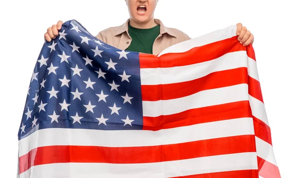 独立記念日愛国心と人権の概念 白人を背景に抗議デモに抗議するアメリカの国旗を持つ女性を叫ぶ — ストック写真