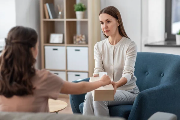 Psychologie Geestelijke Gezondheid Mensen Concept Psycholoog Geven Papieren Weefsels Aan — Stockfoto