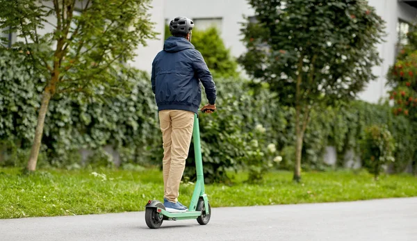 Transporte Seguridad Personas Concepto Joven Casco Caballo Scooter Eléctrico Calle —  Fotos de Stock