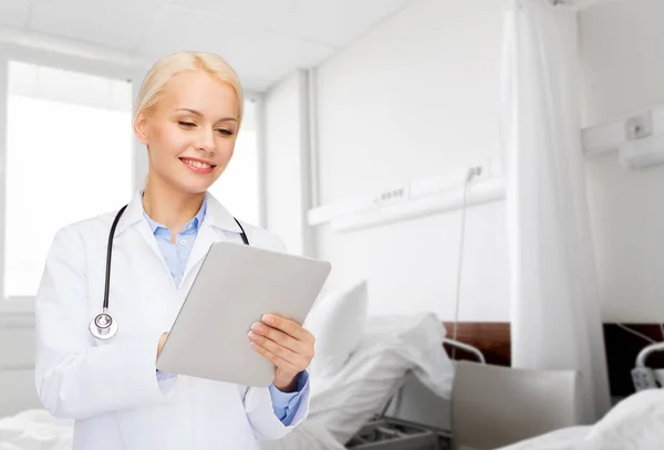 Gesundheitswesen Technologie Und Medizinkonzept Lächelnde Ärztin Mit Tablet Über Stationshintergrund — Stockfoto