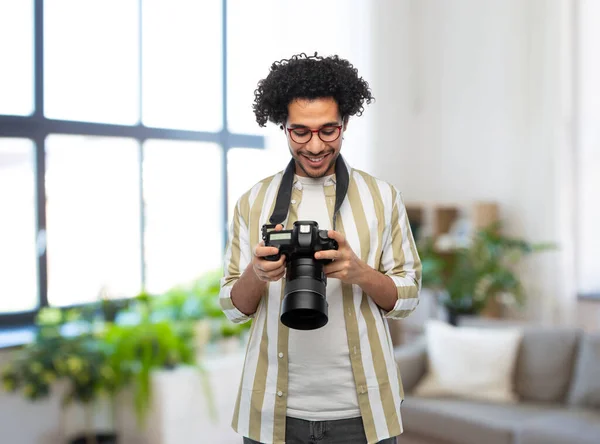 Fotografia Profissão Pessoas Conceito Feliz Sorrindo Homem Fotógrafo Óculos Com — Fotografia de Stock