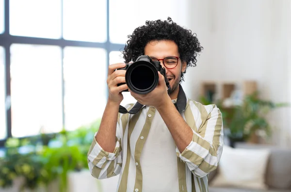 Fotografii Zawodu Ludzi Koncepcji Szczęśliwy Uśmiechnięty Człowiek Lub Fotograf Okularach — Zdjęcie stockowe