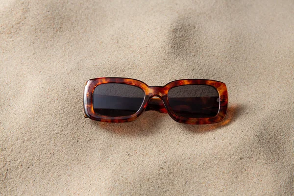 夏装配件和眼镜概念 海滩沙滩上的龟甲太阳镜 — 图库照片