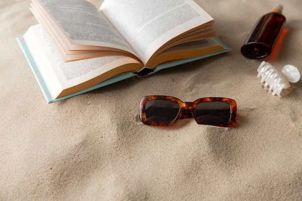 Conceito Férias Lazer Verão Livro Aberto Protetor Solar Grampo Cabelo — Fotografia de Stock