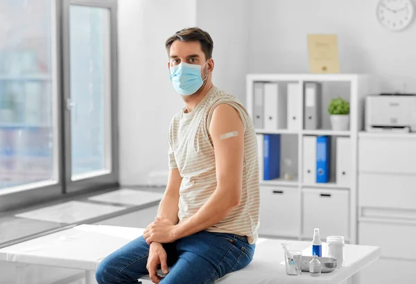 Salud Medicina Concepto Pandémico Paciente Masculino Con Máscara Con Parche — Foto de Stock