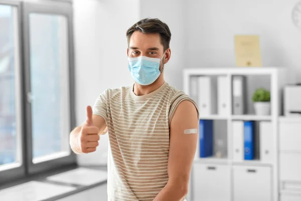 Zdrowie Medycyna Koncepcja Pandemii Szczęśliwy Mężczyzna Masce Łatą Ramieniu Szczepieniu — Zdjęcie stockowe