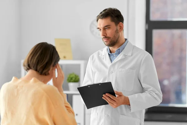 Medicine Healthcare People Concept Male Doctor Clipboard Male Patient Having — Stock Photo, Image