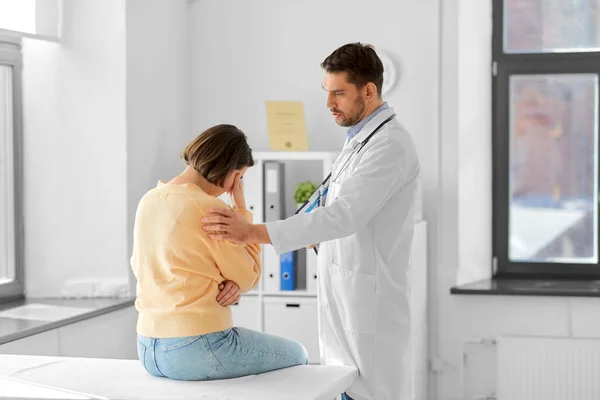 Medizin Gesundheitswesen Und Menschen Konzept Männlicher Arzt Mit Klemmbrett Tröstet — Stockfoto