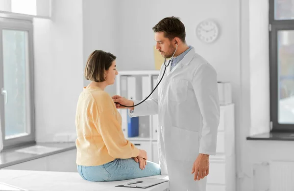 Medizin Gesundheitswesen Und Personenkonzept Arzt Mit Stethoskop Und Patientin Krankenhaus — Stockfoto