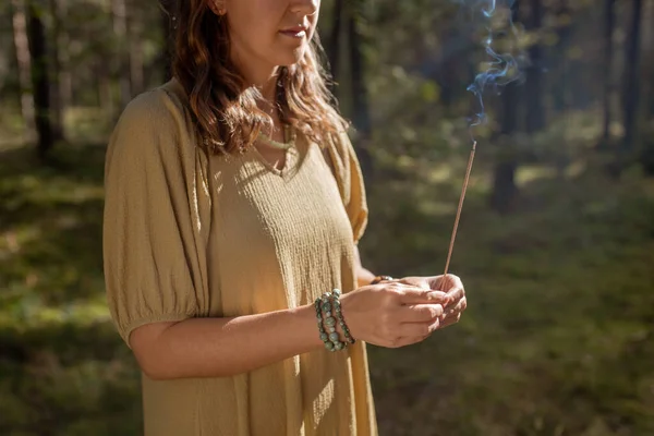 神秘学与超自然的概念 在森林里用熏香棒进行魔法仪式的女性或女巫的近距离接触 — 图库照片