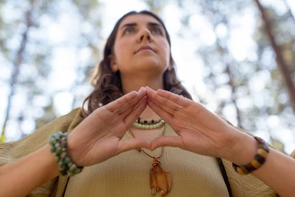 Magia Espiritualidade Conceito Sobrenatural Close Mulher Bruxa Fazendo Triângulo Poder — Fotografia de Stock