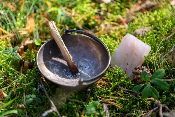オカルト科学と超自然的な概念 森の中で魔法の儀式のためにカップとクリスタルに固執するパロサントのクローズアップ — ストック写真