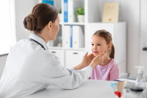 Medicine Healthcare Pediatry Concept Female Doctor Pediatrician Checking Little Girl — Stock Photo, Image