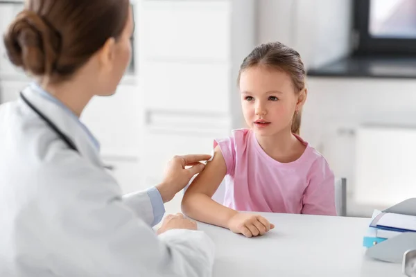 Medicina Salud Concepto Vacunación Doctora Pediatra Desinfectando Piel Del Brazo — Foto de Stock