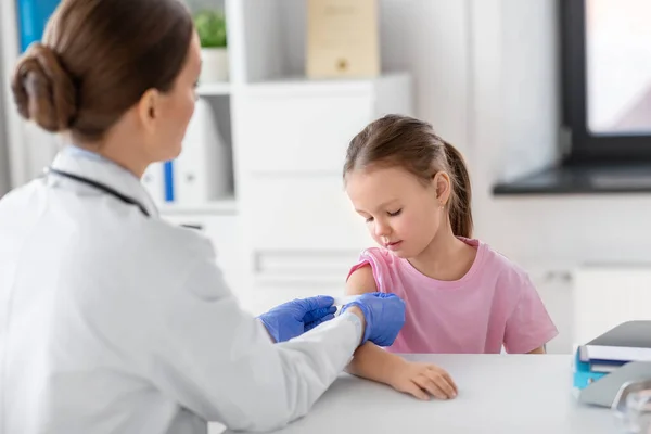 Medicine Healthcare Vaccination Concept Female Doctor Pediatrician Talking Little Girl — Stock Photo, Image