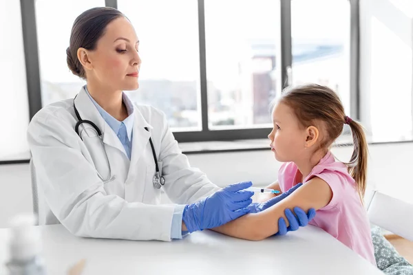 Koncept Medicíny Zdravotní Péče Očkování Ženský Lékař Nebo Pediatr Injekční — Stock fotografie