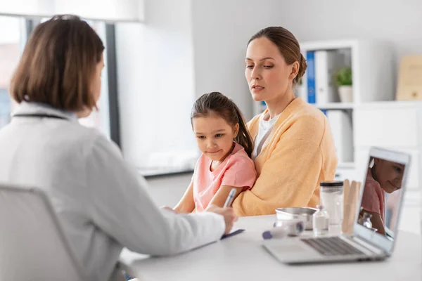 Medycyna Opieka Zdrowotna Pediatria Matka Córeczką Rozmawiająca Lekarzem Klinice — Zdjęcie stockowe