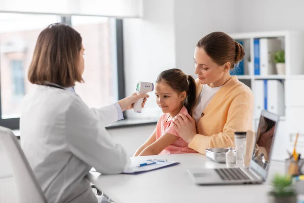 Geneeskunde Gezondheidszorg Pediatrie Concept Moeder Met Ziek Dochtertje Arts Meten — Stockfoto