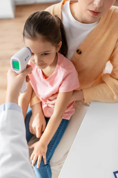 Medicina Assistenza Sanitaria Pediatria Madre Con Figlioletta Malata Medico Che — Foto Stock