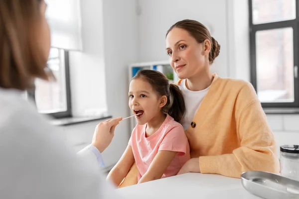 Medicine Healthcare Pediatry Concept Mother Little Daughter Doctor Tongue Depressor — стоковое фото